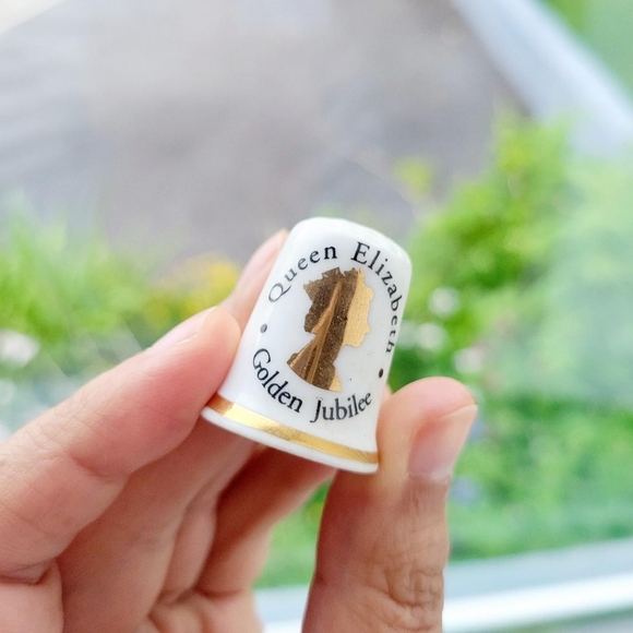 Vintage Queen Elizabeth II Queen's Golden Jubilee Fine Bone China Thimble - Picture 2 of 7